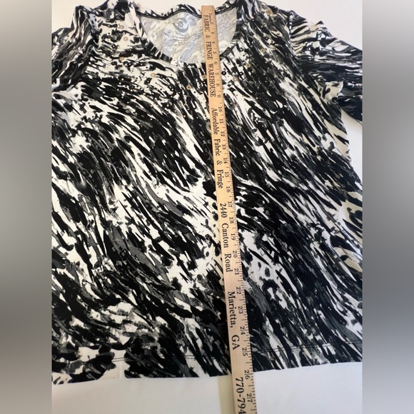 CHICO’S ZENERGY ELBOW SLEEVE TOP BLACK & WHITE PATTERNED DESIGN W/SEQUINS SIZE 3 - Picture 3 of 9